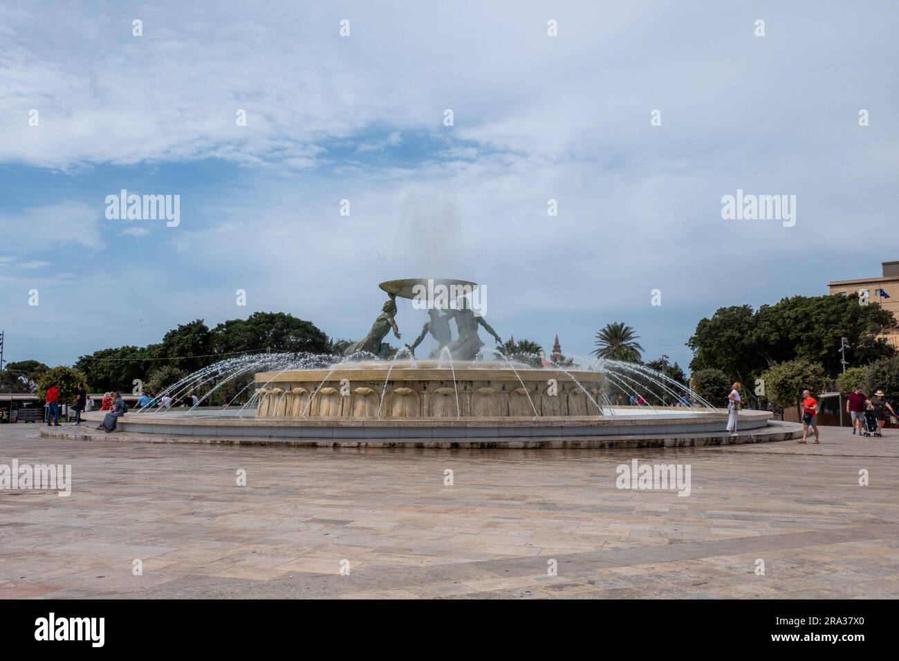 La Valletta, Malta, 30 aprile 2023. La Fontana dei Tritoni è composta da tre tritoni di bronzo che sostengono un grande bacino Foto Stock