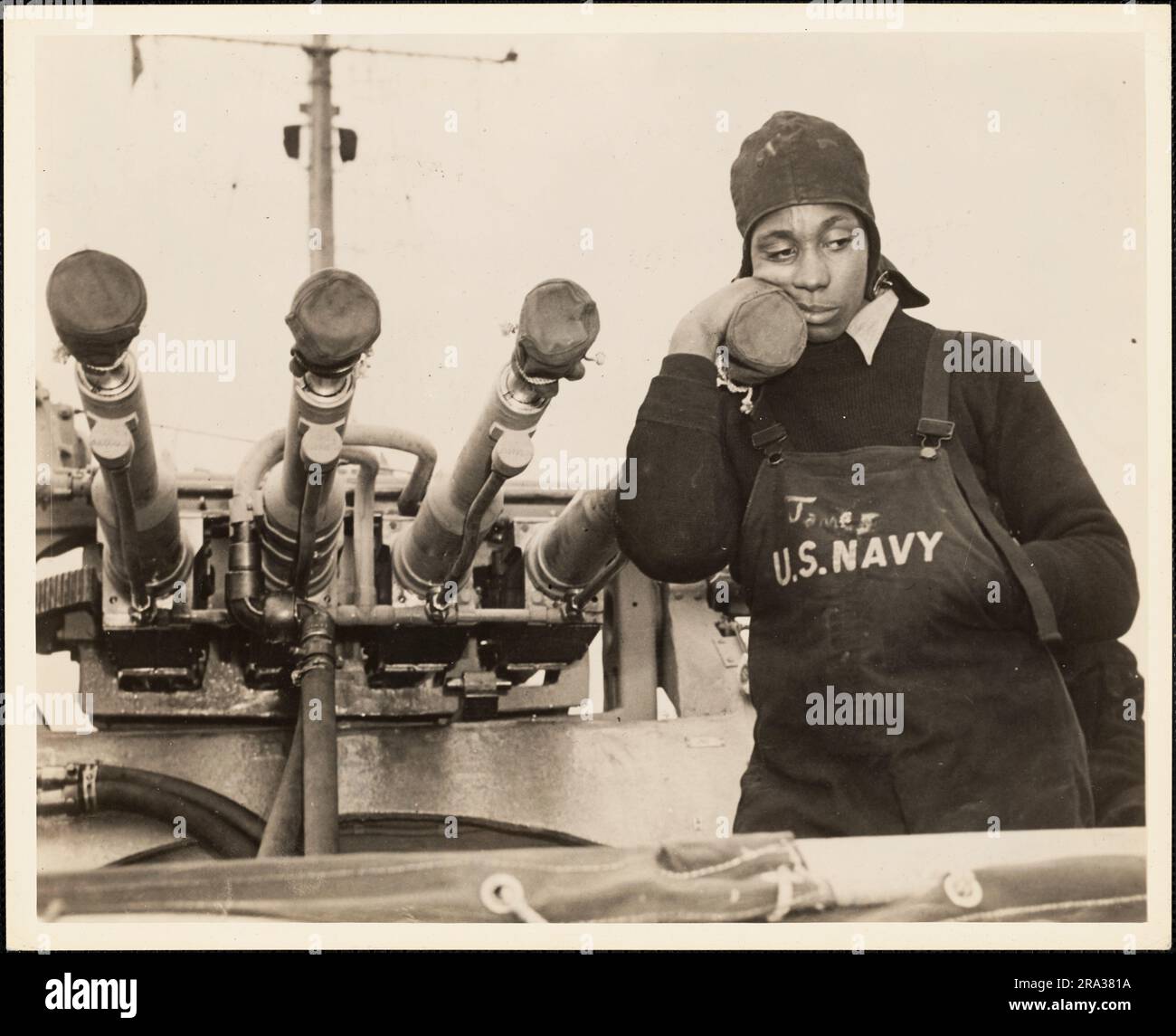 Sailor James in posa con Guns of USS Mason (DE-529), Spectacle Island, Boston, Massachusetts. Storia amministrativa del primo distretto navale della seconda guerra mondiale Foto Stock