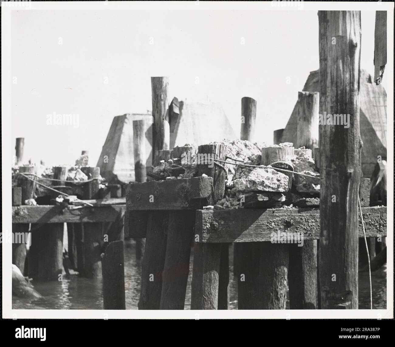 Palificazione dopo la sabbiatura di contrafforti in calcestruzzo, Squantum, Massachusetts. 1939 - 1947. Foto Stock