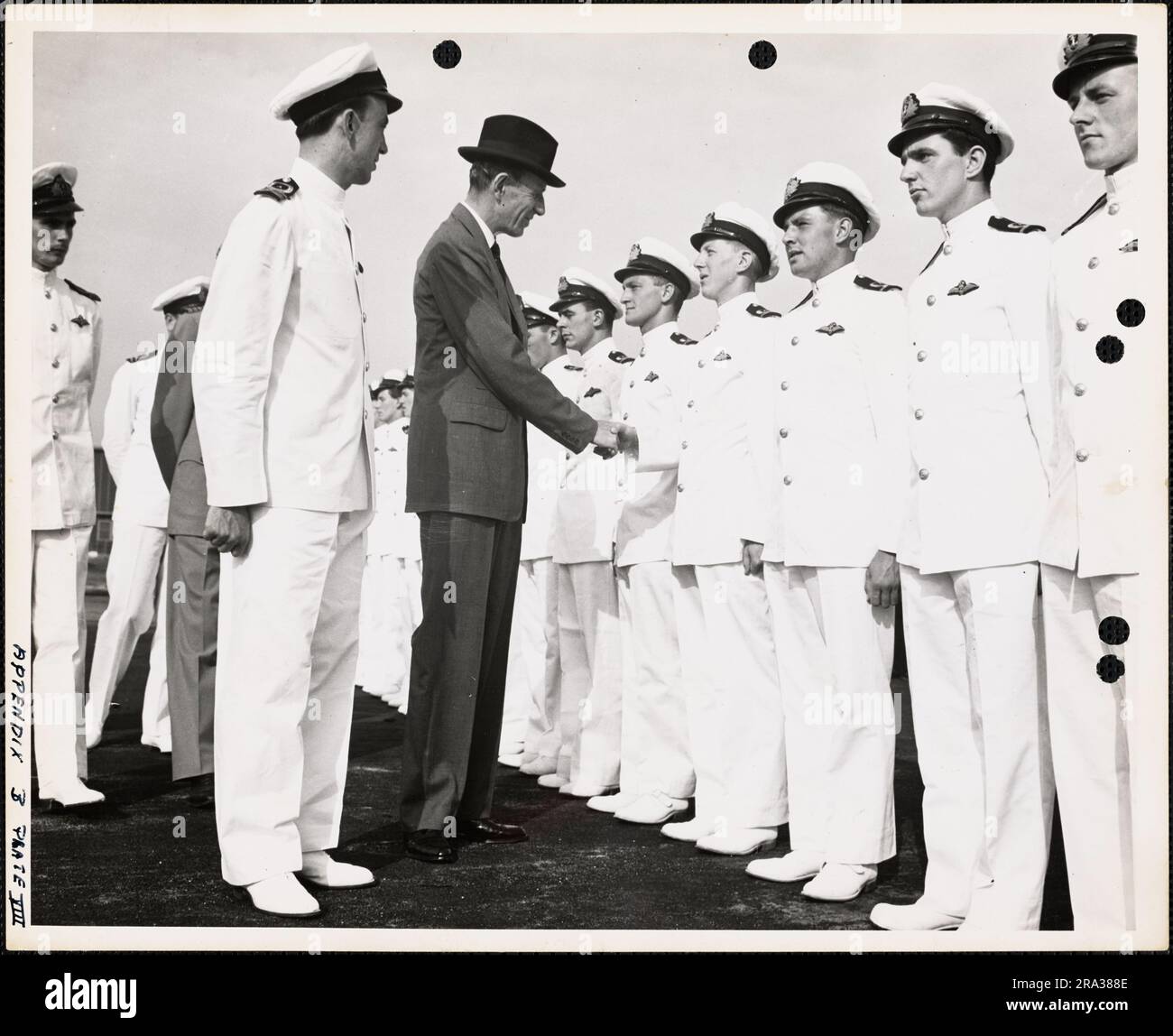 Lord Halifax, ambasciatore britannico negli Stati Uniti, saluto i piloti britannici negli Stati Uniti Naval Air Station, Brunswick, Maine. Storia amministrativa del primo distretto navale della seconda guerra mondiale Foto Stock