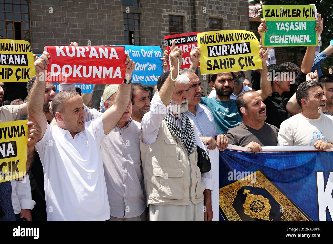 Diyarbakir, Turchia. 30 giugno 2023. L'incendio del Corano in Svezia fu protestato a Diyarbakir in Turchia. Durante l'azione di protesta a Diyarbakir, sono stati portati striscioni con la scritta "non toccare il Corano", "i musulmani non dormono, si prendono cura del Corano", "lunga vita all'inferno per i malintenzionati" e lo slogan "Allahu Akbar" è stato cantato. L'incendio del Sacro Corano a Stoccolma, la capitale della Svezia, è stato protestato con una manifestazione tenutasi dopo le preghiere del venerdì davanti alla storica grande Moschea di Diyarbakir. Crediti: Mehmet Masum Suer/Alamy Live News Foto Stock