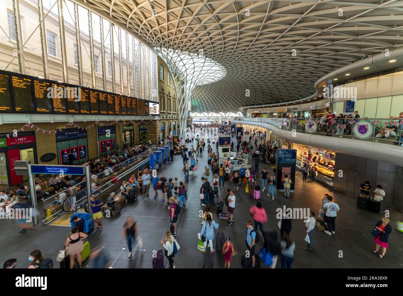 La stazione ferroviaria di King's Cross, Londra King's Cross, è una delle stazioni più trafficate del Regno Unito ed è famosa per la sua piattaforma di Harry Potter 9 3-4. Foto Stock