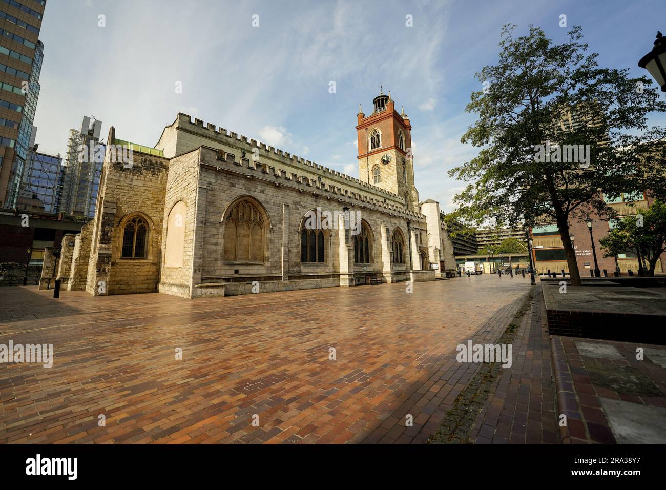 La chiesa di St Giles' Cripplegate, conosciuta come St Giles Without Cripplegate, è una storica chiesa medievale nel Barbican, Londra. Ha legami con persone famose. Foto Stock