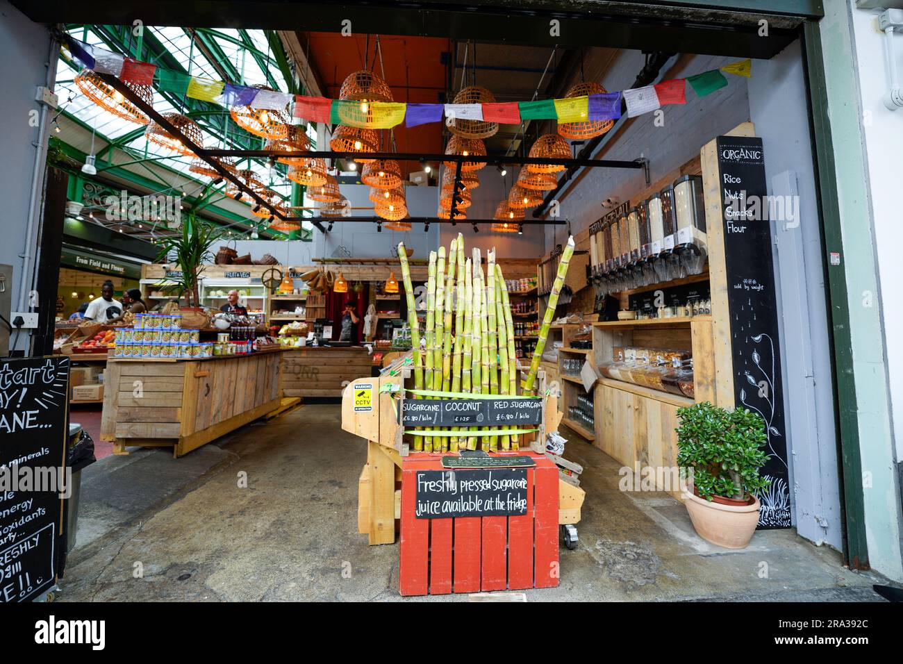 Borough Market, situato all'estremità meridionale del London Bridge, è il più antico e grande mercato alimentare di Londra. L'architettura e il cibo sono incredibili. Foto Stock