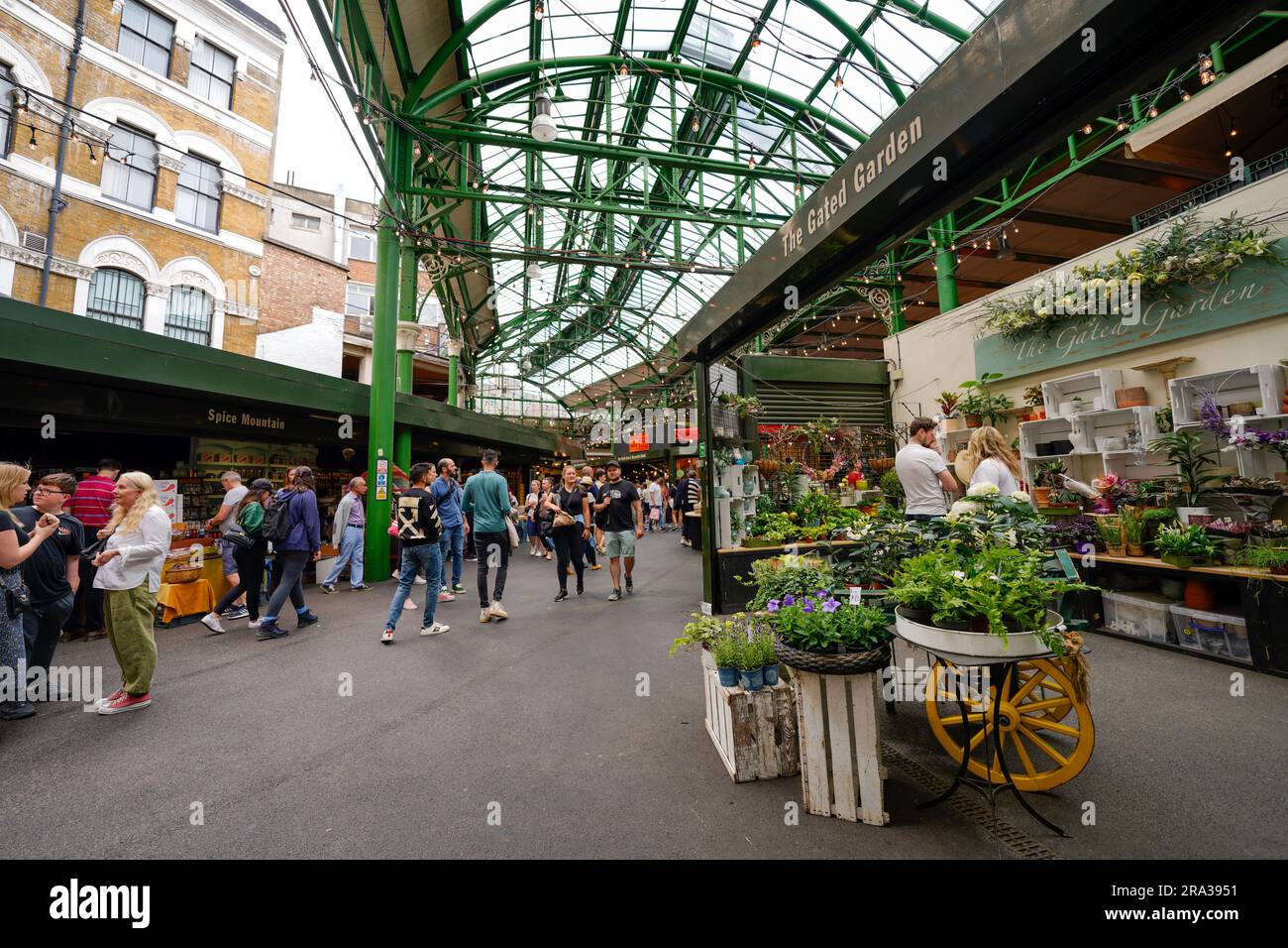 Borough Market a Londra, mercato di strada, mercato agricolo con bancarelle di cibo, cibo di strada, negozi, camion di cibo e cibo da fattoria a tavola da asporto o da asporto. Foto Stock