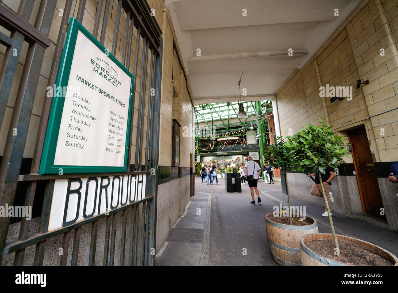 Il Borough Market è un mercato alimentare locale, una food hall con alimentari verdi e piatti da asporto preparati al momento. Cartello d'ingresso con nome e orari. Foto Stock