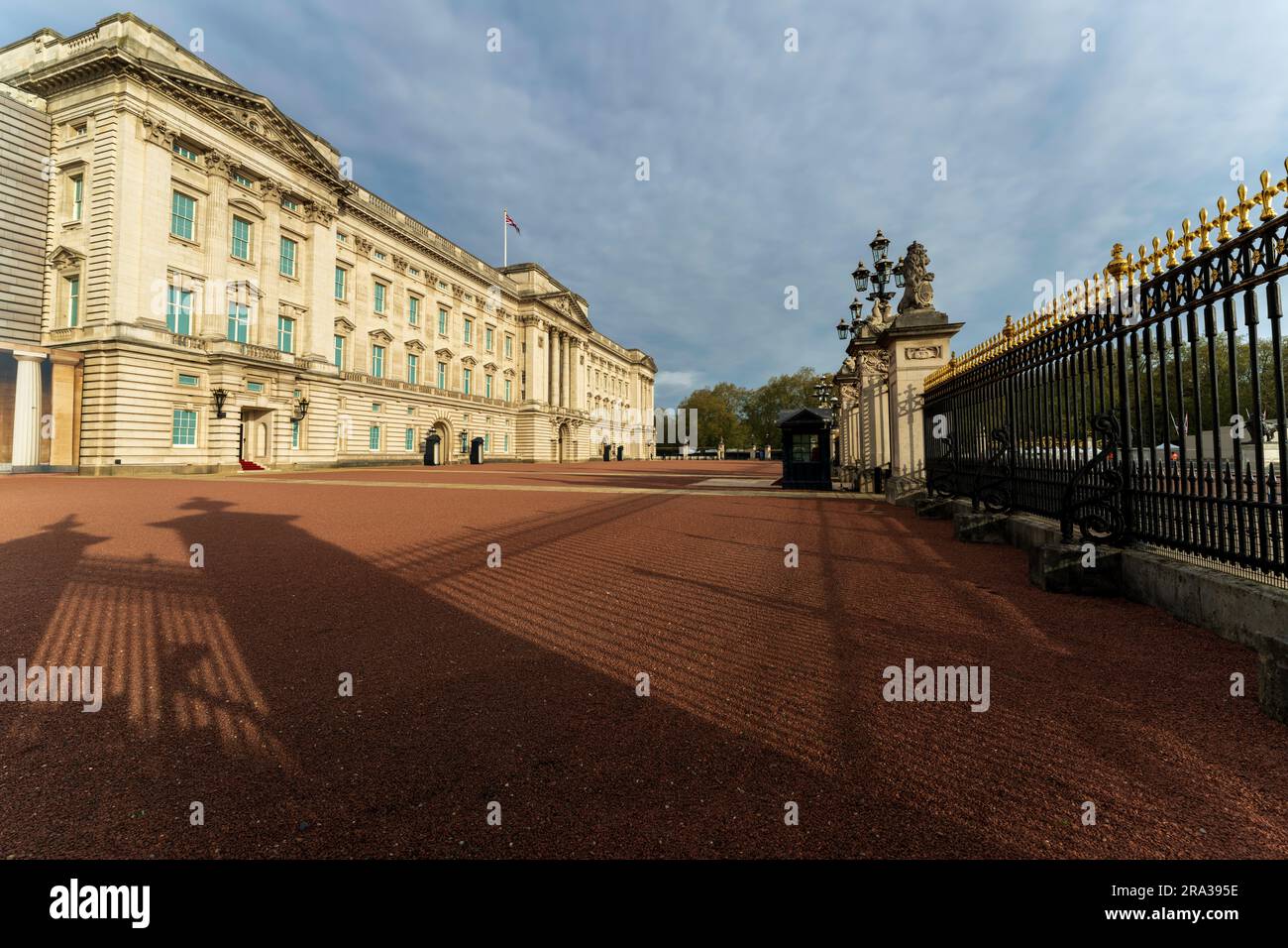 Buckingham Palace, residenza reale del monarca, senza persone durante la settimana dell'incoronazione di re Carlo III. I tour del palazzo sono una delle principali attrazioni turistiche. Foto Stock