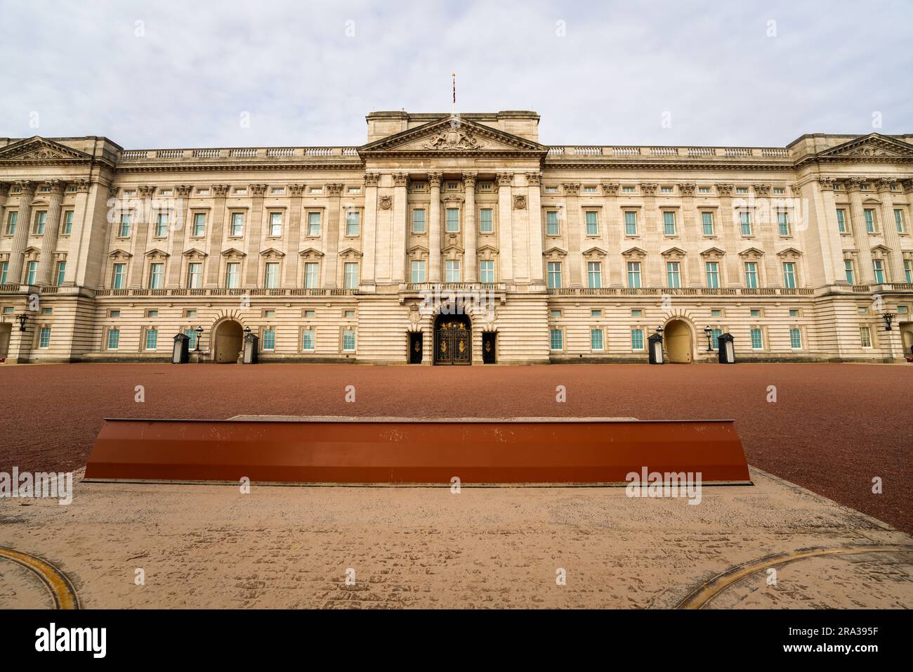 Primo piano di Buckingham Palace senza persone durante la settimana dell'incoronazione di re Carlo. Residenza reale, casa di sua Maestà, della famiglia reale, della monarchia. Foto Stock