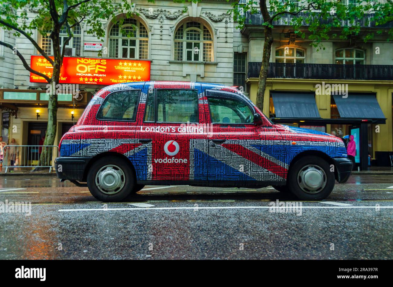 L'iconico taxi nero di Londra con un tocco in più, mostrando tutti i principali siti, attrazioni e luoghi da visitare. Londra sta chiamando, quindi prendi un taxi nero e vai. Foto Stock