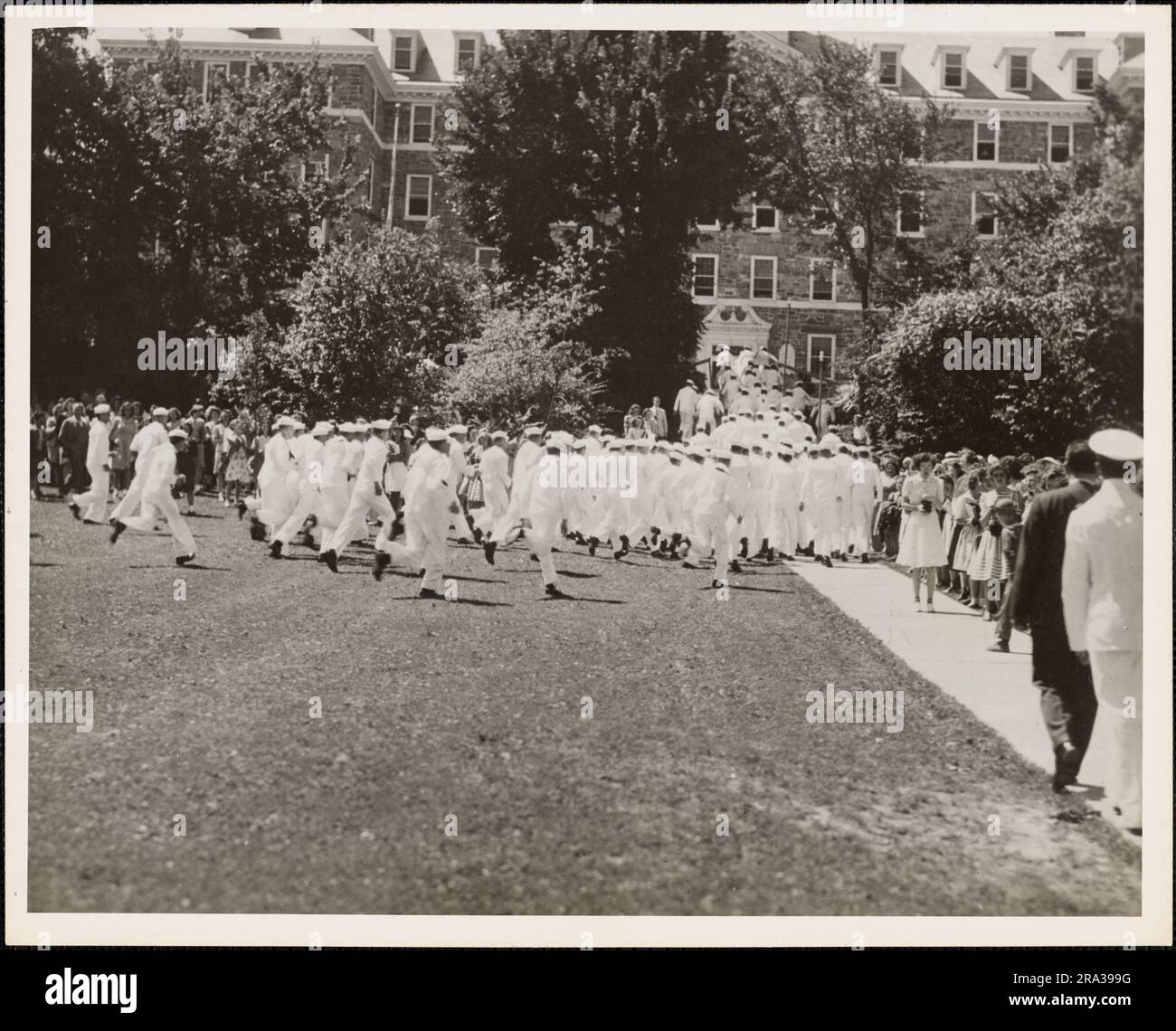 Marinai che si affrettano a lasciare il Middlebury College V-12 Unit. Storia amministrativa del primo distretto navale della seconda guerra mondiale Foto Stock