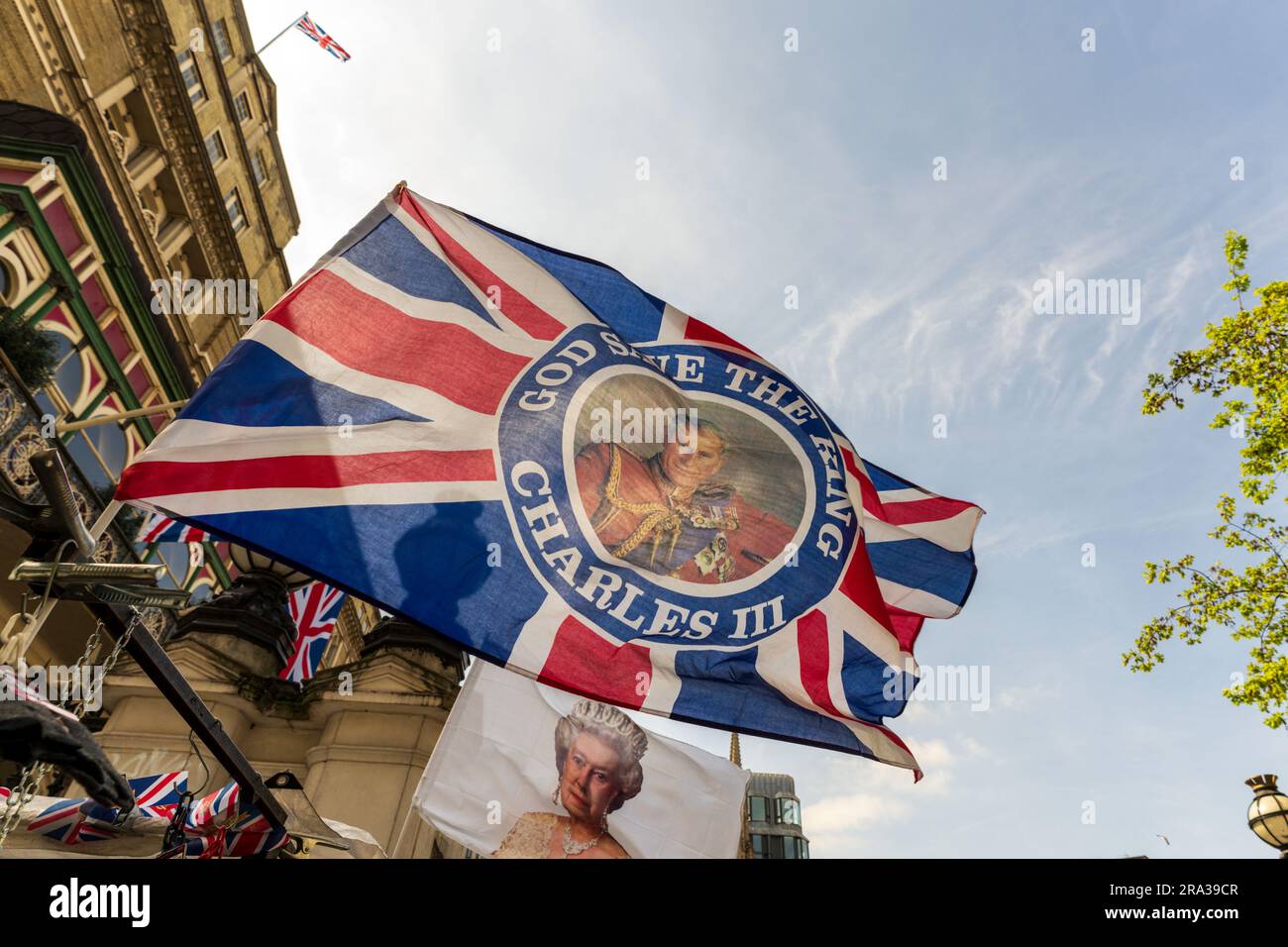 Settimana dell'incoronazione di re Carlo III a Londra, le bandiere ricordo del re e della regina sorvolano Londra mentre la città si prepara all'incoronazione reale e alla folla. Foto Stock