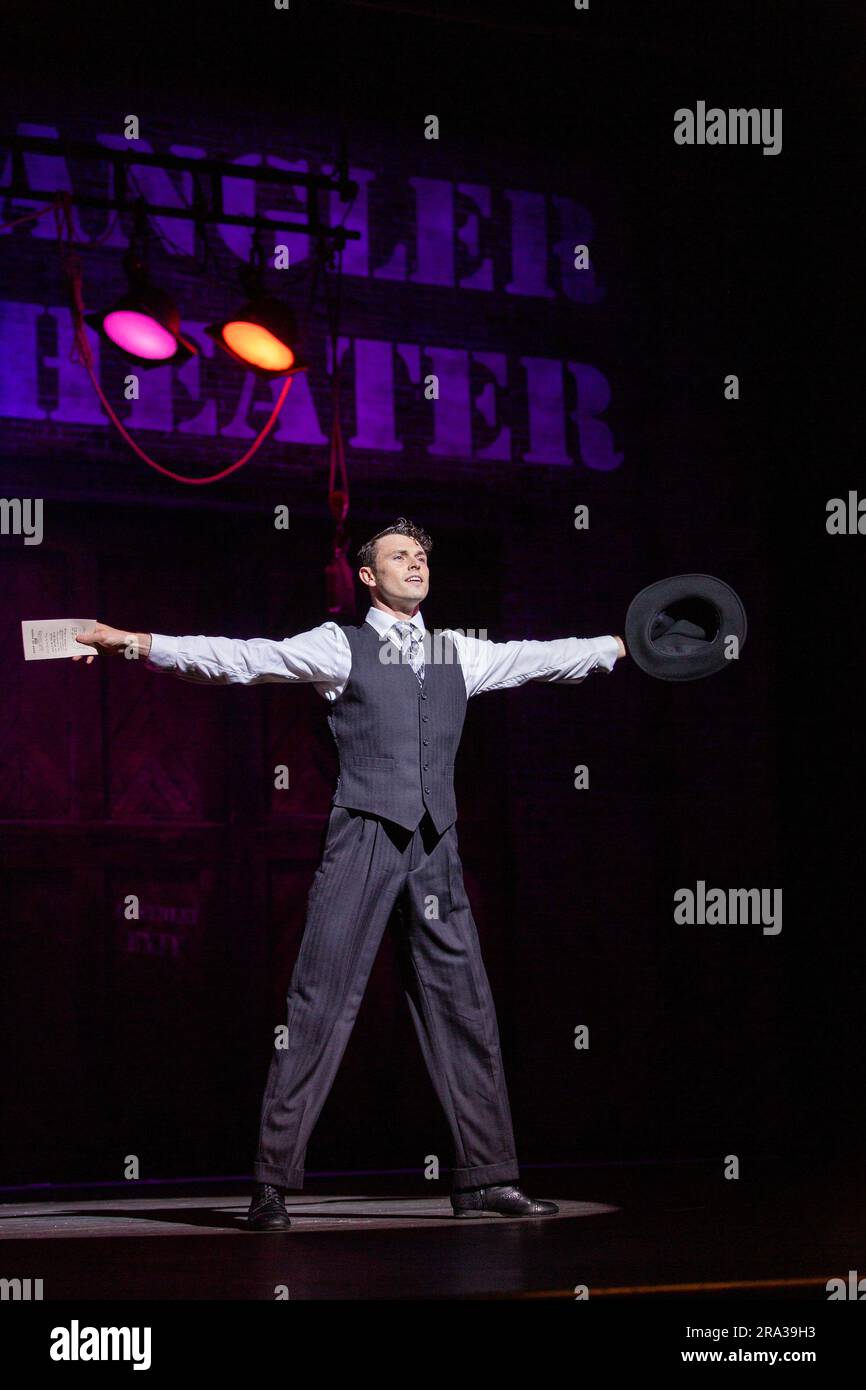 Charlie Stemp (Bobby Child) in CRAZY FOR YOU in CRAZY FOR YOU al Gillian Lynne Theatre, Londra WC2 03/07/2023 a Chichester Festival Theatre 2022 produzione musica e testi: George & Ira Gershwin libro: Ken Ludwig co-concepito da Ken Ludwig e Mike Ockrent scenografia: Beowulf Boritt costumi: William Ivey illuminazione lunga: Ken Billington coreografia e regia: Susan Stroman Foto Stock