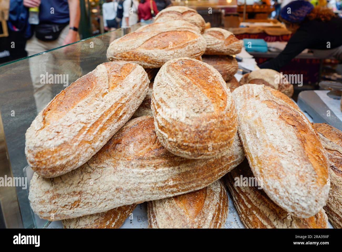 Pane fresco, panini, popolare Street food nei famosi mercati di Londra. I mercati alimentari all'aperto offrono pasti pronti freschi e spuntini veloci da asporto Foto Stock