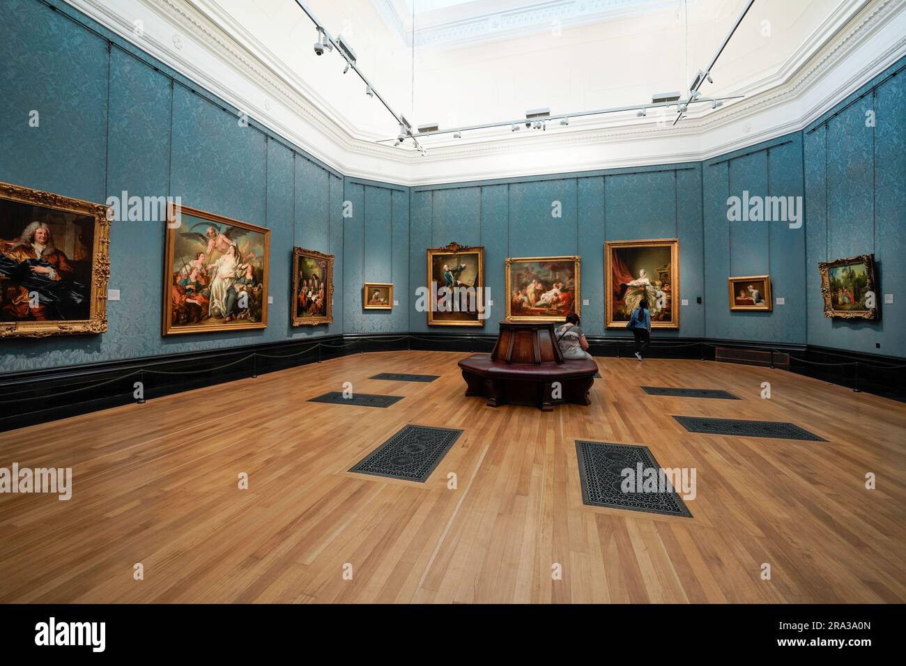 La National Gallery di Londra, all'interno del museo con i visitatori, ammirando i dipinti, i famosi capolavori e le caratteristiche architettoniche. Visitare il sito Web. Foto Stock