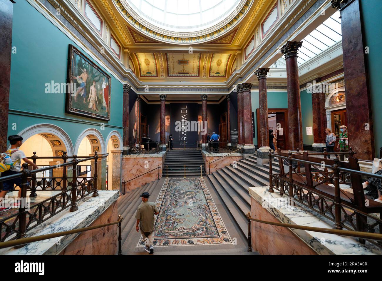 Ingresso interno della National Gallery, un museo d'arte situato nella popolare Trafalgar Square, Londra. Splendida architettura e mostra di Raffaello. Foto Stock