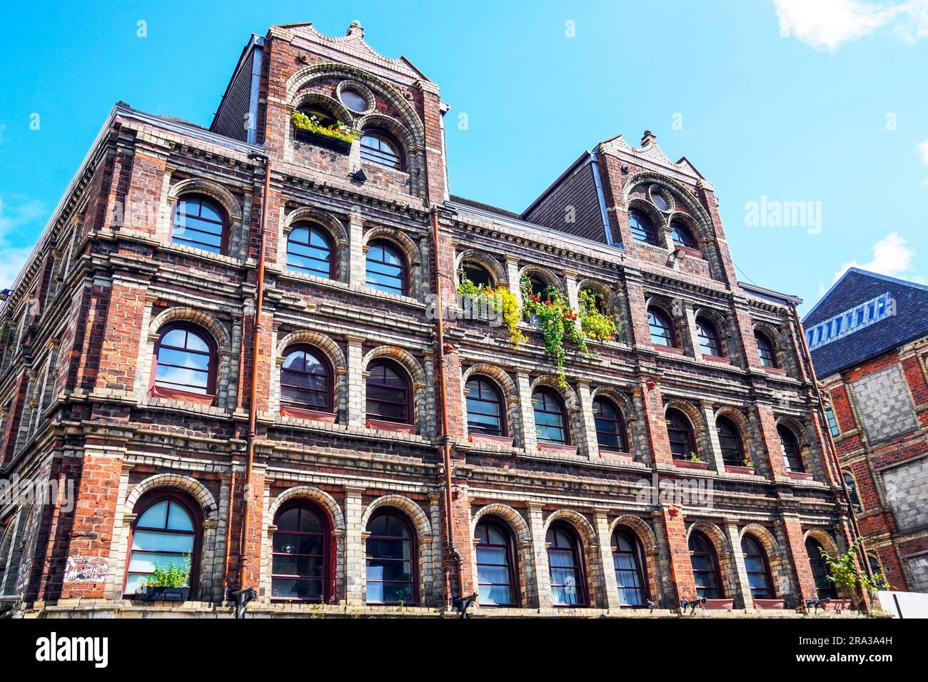 Edificio storico, stimato nel XVIII secolo, con un'architettura unica e finestre ad arco, via Moncur, nel centro del mercato delle pulci 'Barras', Foto Stock