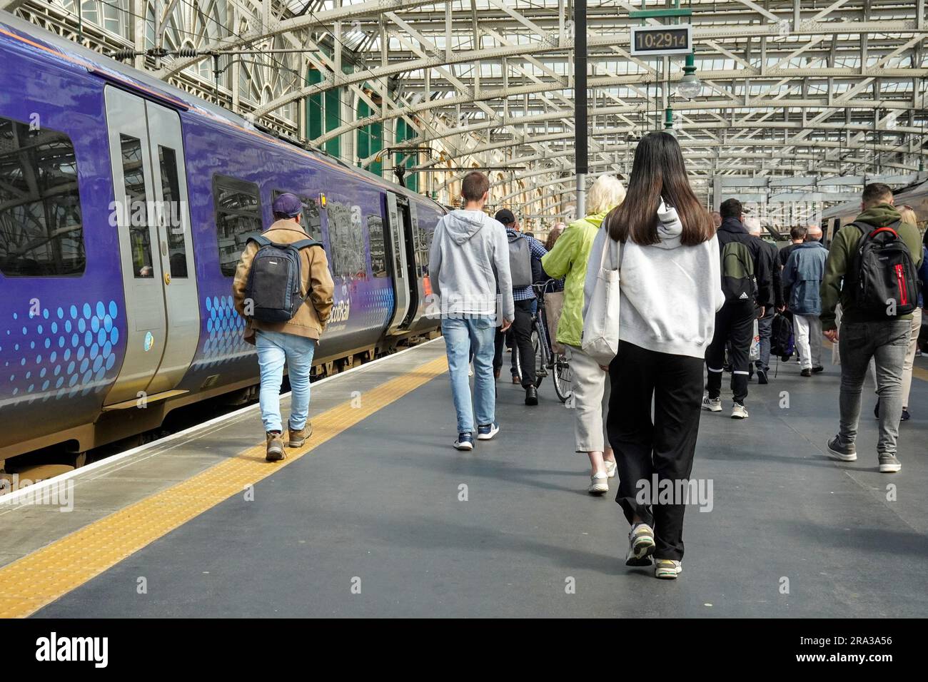 Passeggeri che partono da un treno Scotrail e camminano sulla piattaforma, Glasgow Central, Glasgow, Scozia, Regno Unito Foto Stock