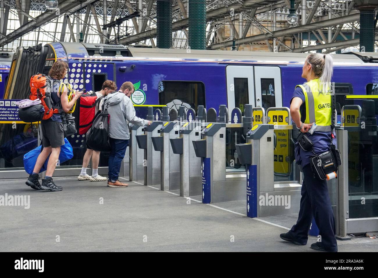 Passeggeri a bordo di un treno Scotrail e a piedi sul binario, Glasgow Central, Glasgow, Scozia, Regno Unito Foto Stock
