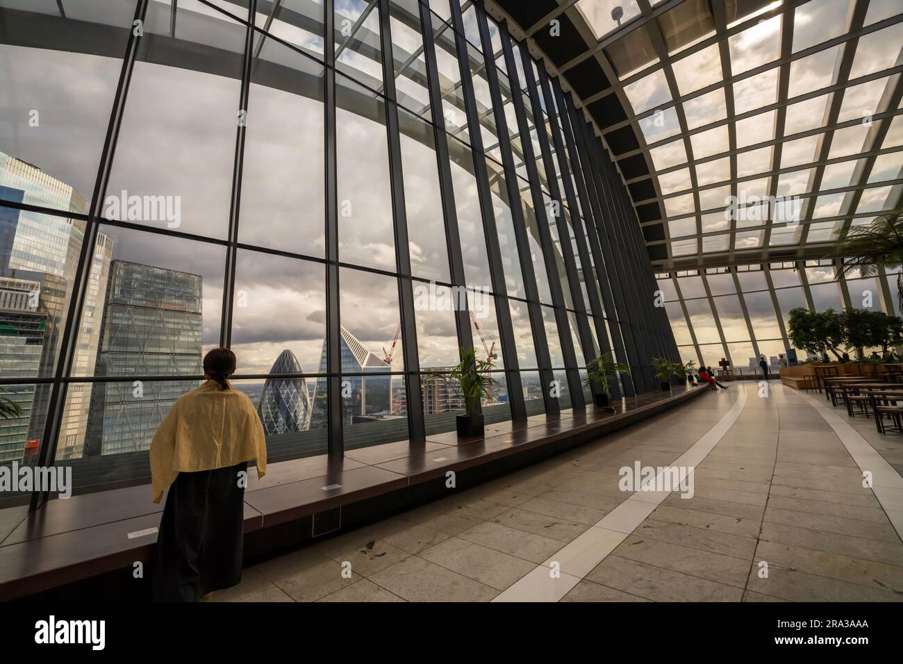 Donna che si gode la vista aerea panoramica di Londra dalla cupola di vetro dello Sky Garden, nell'edificio Walkie Talkie al 20 di Fenchurch Street a Londra. Foto Stock