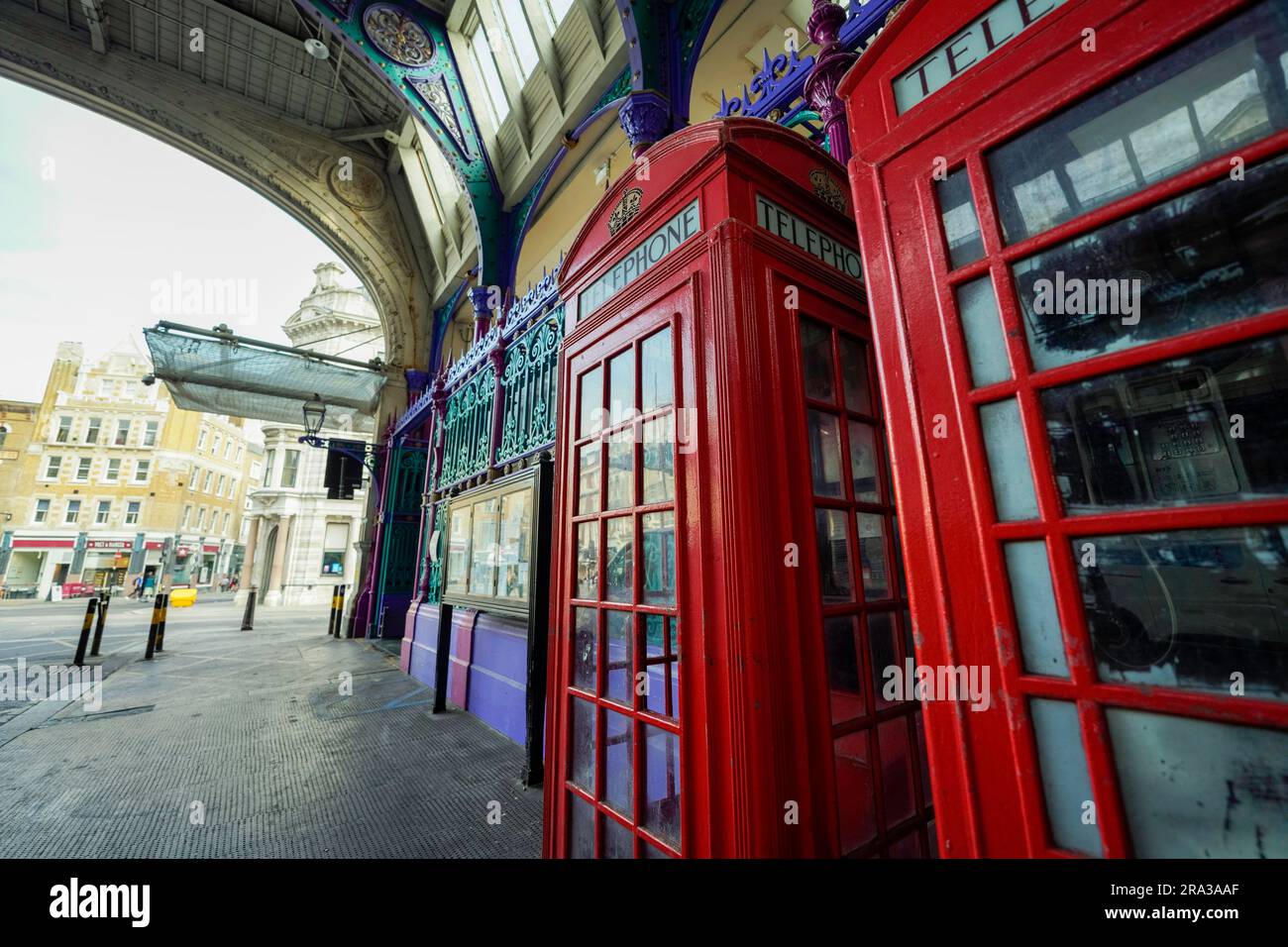 Storico mercato londinese, lo Smithfield Market presenta un'architettura vittoriana e cabine telefoniche rosse all'esterno. Chiuso al pubblico ma godetevi l'esterno. Foto Stock