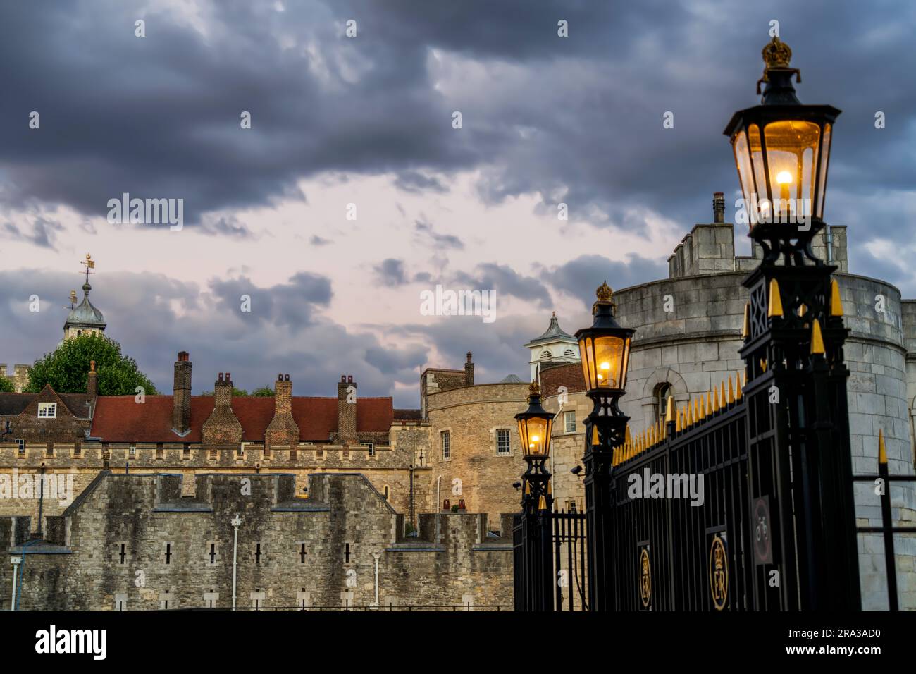 La Torre di Londra al tramonto, al crepuscolo con le nuvole. La Torre è un castello storico, una fortezza, ed è stata utilizzata come palazzo reale, prigione, armeria e zoo. Foto Stock