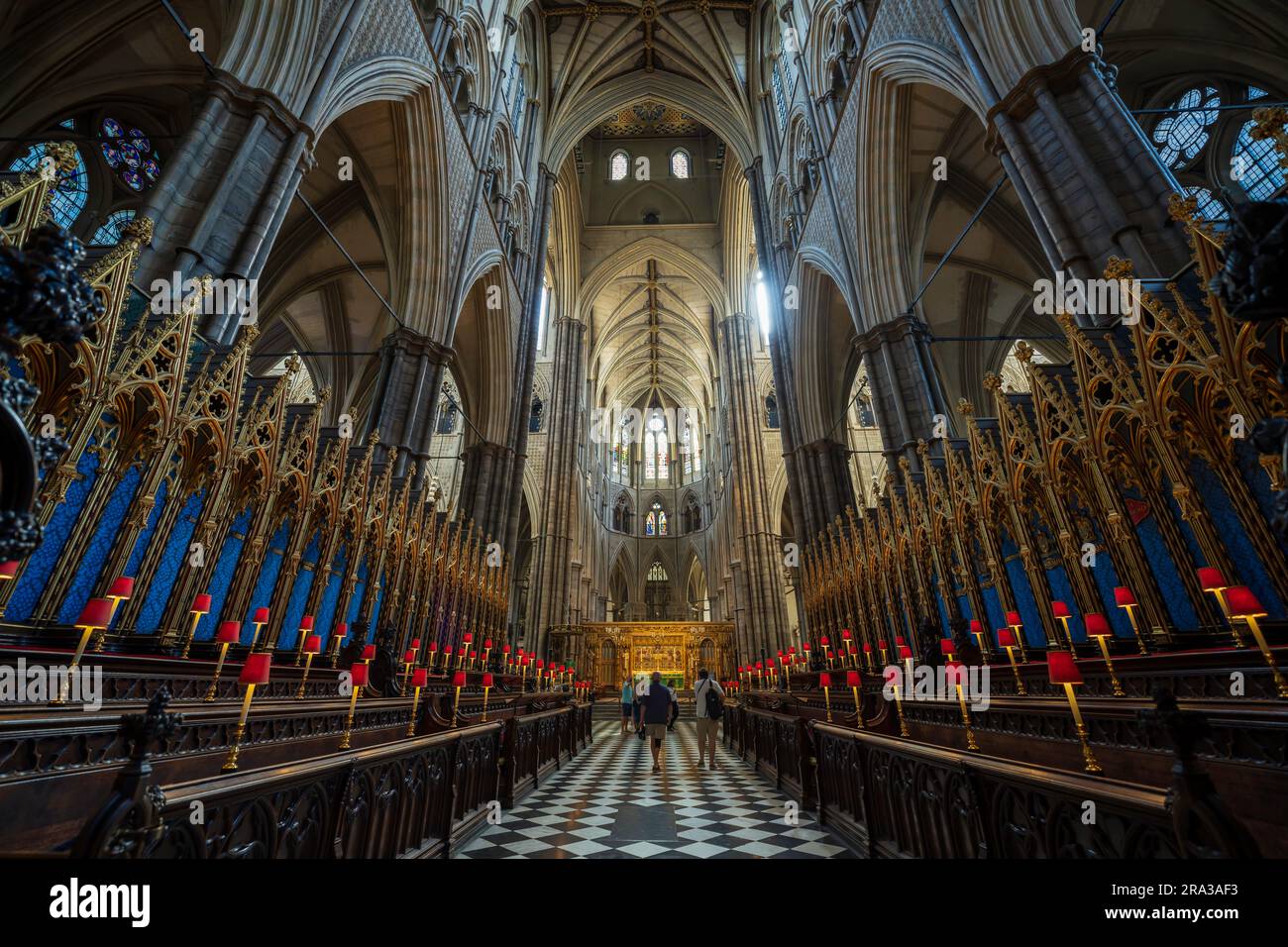 Abbazia di Westminster, coro verso l'altare maggiore. L'abbazia è il luogo di sepoltura di oltre 3.300 persone, tra cui monarchi e primi ministri. Lista dei bucket! Foto Stock