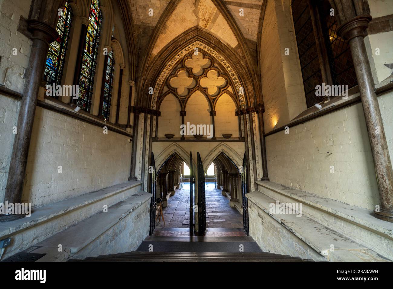 L'interno dell'Abbazia di Westminster, una chiesa di Londra che serve come luogo per le incoronazioni, i matrimoni reali e il luogo di sepoltura di persone di spicco. Foto Stock