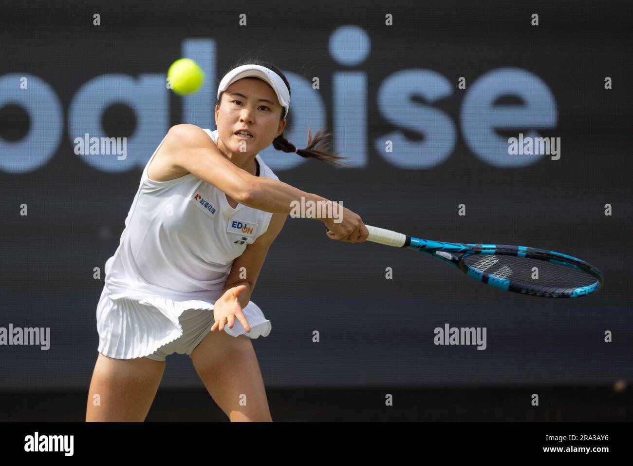 Bad Homburg, Germania. 30 giugno 2023. Tennis: WTA Tour, doppio, femminile, semifinale. Makoto Ninomiya (Giappone) e Tereza Mihalikova (Slovacchia) contro Monica Niculescu (Romania) e eri Hozumi (Giappone), Makoto Ninomiya (Giappone) in azione. Credito: Jürgen Kessler/dpa/Alamy Live News Foto Stock