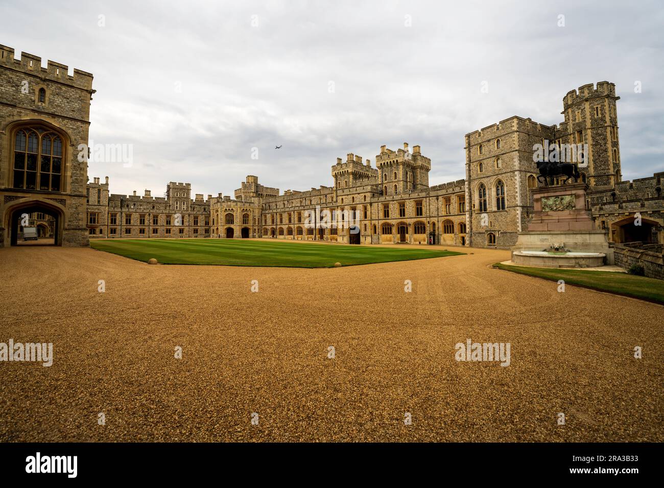 Il Castello di Windsor, una residenza reale a Windsor in Inghilterra, è il più antico e grande castello occupato al mondo e il più lungo palazzo occupato in Europa. Foto Stock