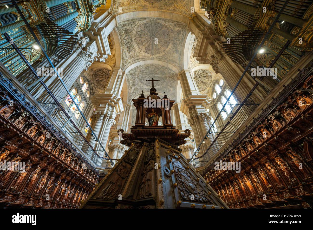 Cattedrale di Malaga, Cattedrale dell'Incarnazione di Malaga, vista interna del coro, organi a canne e spettacolare soffitto illuminato. Chiesa storica Foto Stock