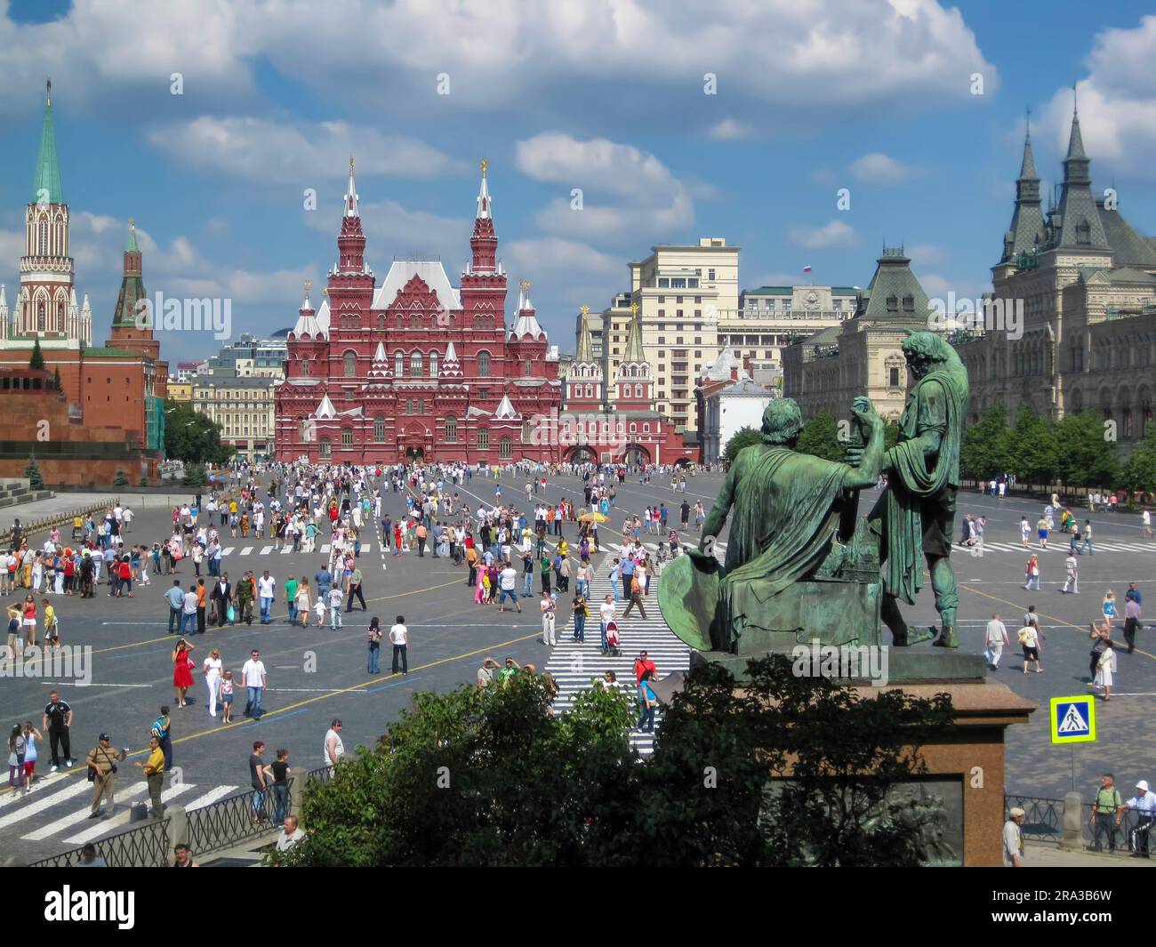 Mosca, paesaggio urbano della Russia con la sua famosa Piazza Rossa. Una meraviglia architettonica con il Cremlino, la Cattedrale di San Basilio, il Mausoleo di Lenin e LA GOMMA. Foto Stock