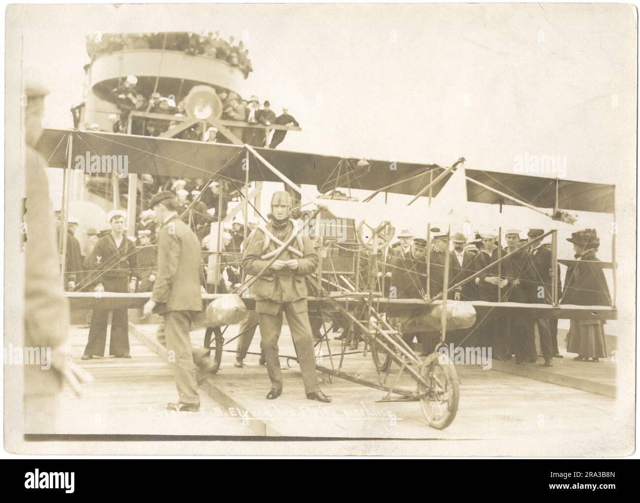 Aviatore E. B. Ely e la Flying Machine. Archivi nazionali a College Park - Archivi II (College Park, MD). Stampa fotografica. Dipartimento della Marina. Quarto distretto navale. Philadelphia Navy Yard. 1909-9/1947. Fotografie del volo navale e della pratica di Gunnery Foto Stock
