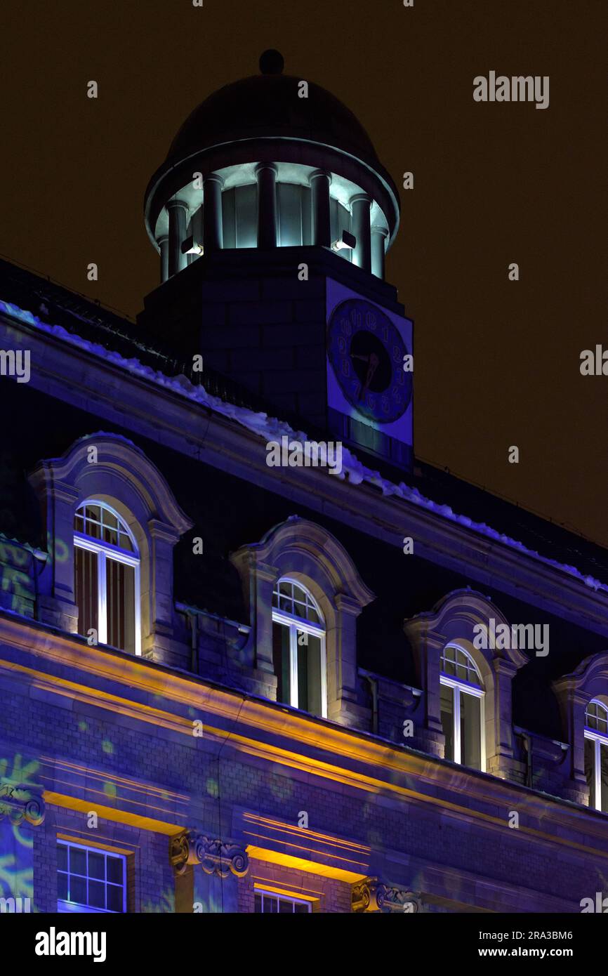 Facciata illuminata notturna del Municipio (Palazzo Donnersmarck) nella città di zabrze, Slesia Upland, Polonia, Foto Stock