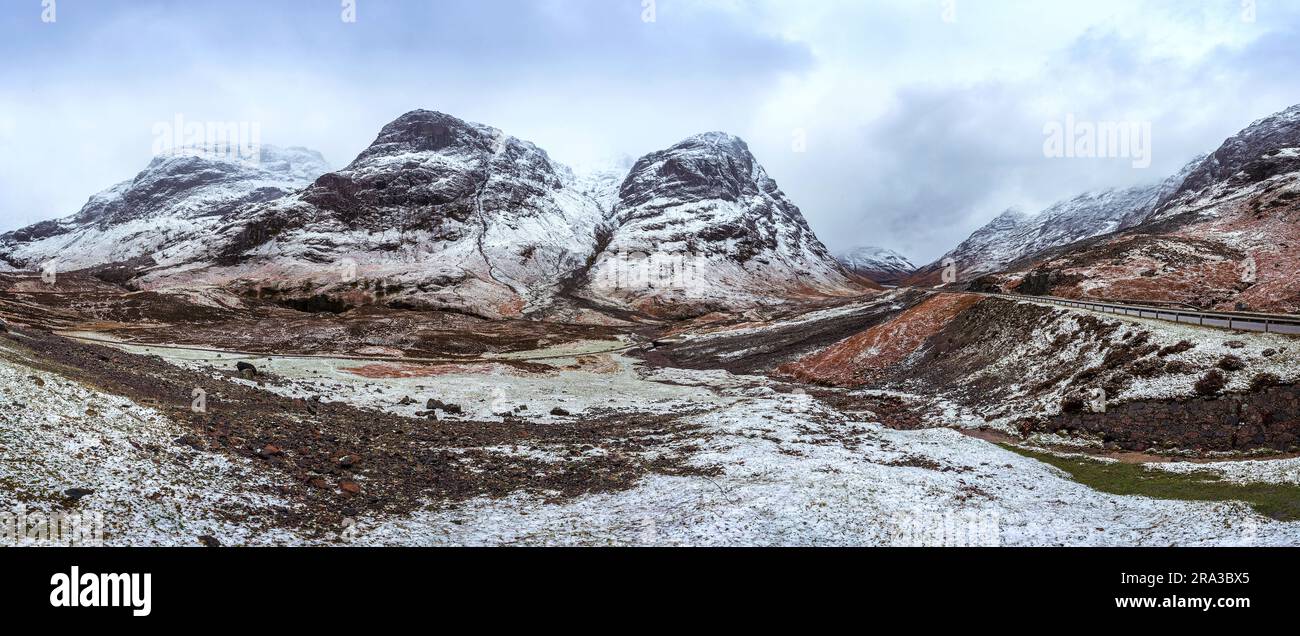 Le Highlands scozzesi, Scozia, Regno Unito - le bellissime colline innevate di "le tre Sorelle". Glencoe Mountains in un'ampia panoramica dopo un periodo di neve Foto Stock