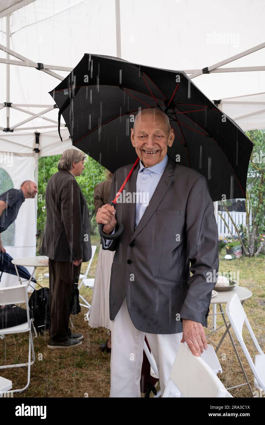 Uomo con ombrello sotto la pioggia, Dobele, Lettonia Foto Stock