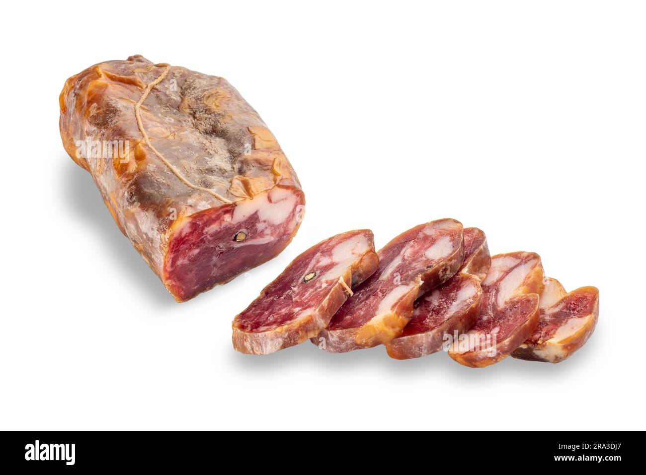Salame italiano chiamato soppressata a base di maiale magro della coscia e filetto, salsiccia tagliata con fette isolate su bianco con percorso di ritaglio Foto Stock