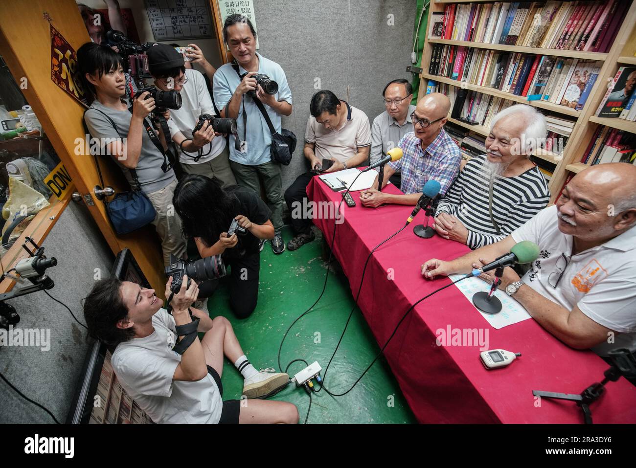 Hong Kong, Cina. 30 giugno 2023. I giornalisti scattano foto ai presentatori di Citizens radio durante la loro ultima trasmissione. Il 30 giugno 2023, Citizens radio, un canale radiofonico fondato dai politici di Hong Kong nel 2005, annuncia che sarebbe stata costretta a cessare le operazioni per motivi politici. I presentatori del canale radio tennero una conferenza stampa prima di iniziare la loro trasmissione finale, segnando la fine di un'era per i media indipendenti a Hong Kong. (Foto di Michael ho Wai Lee/SOPA Images/Sipa USA) credito: SIPA USA/Alamy Live News Foto Stock