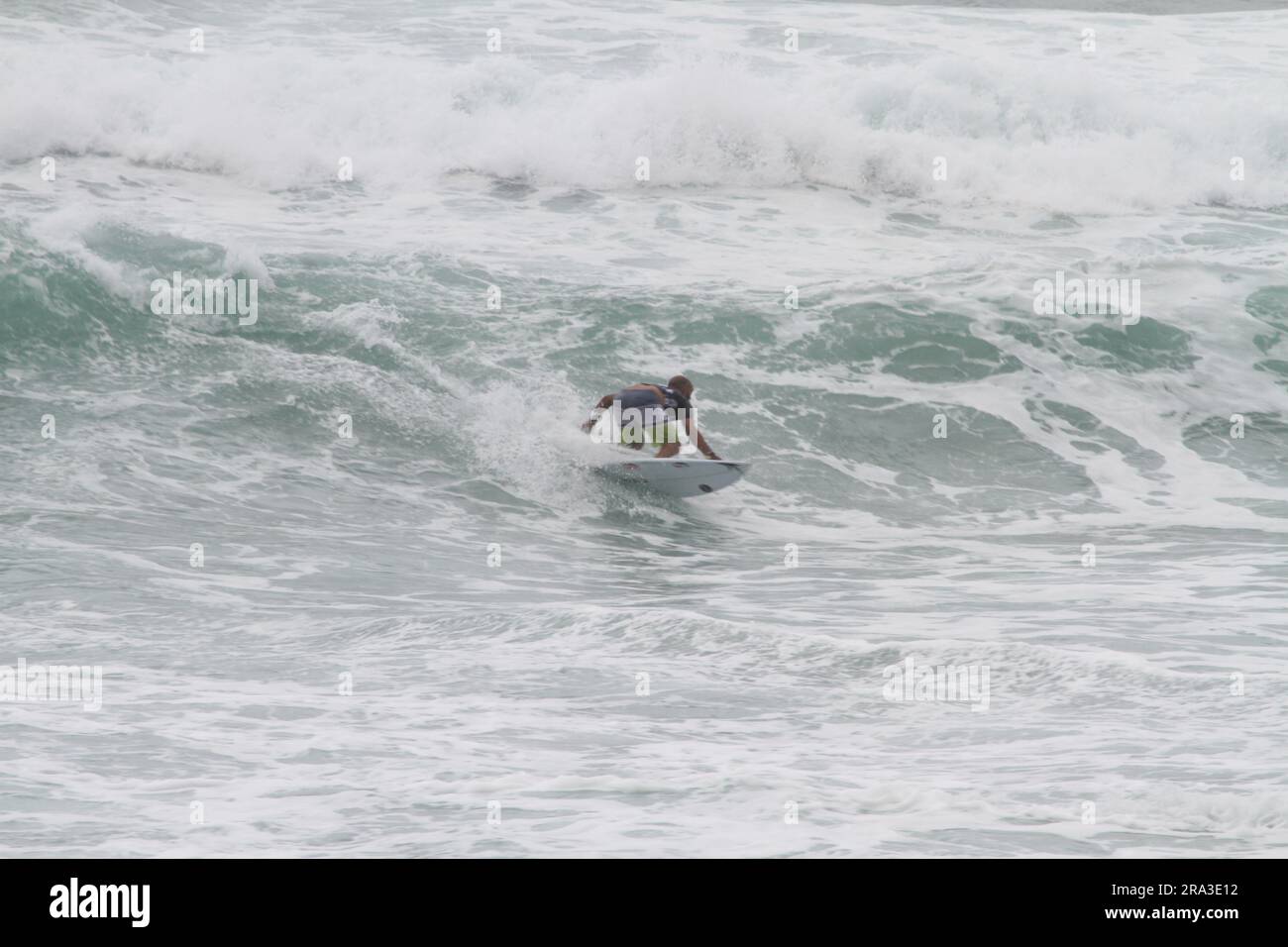 Saquarema, Brasile. 30 giugno 2023. Jadson Andre (BRA), questo venerdì (30) durante il vivo Rio Pro Saquarema 2023 tappa brasiliana del World Surf League (WSL) World Surf Championship, tenutosi a Itaúna Beach a Saquarema, RJ. Crediti: Luiz Gomes/FotoArena/Alamy Live News Foto Stock