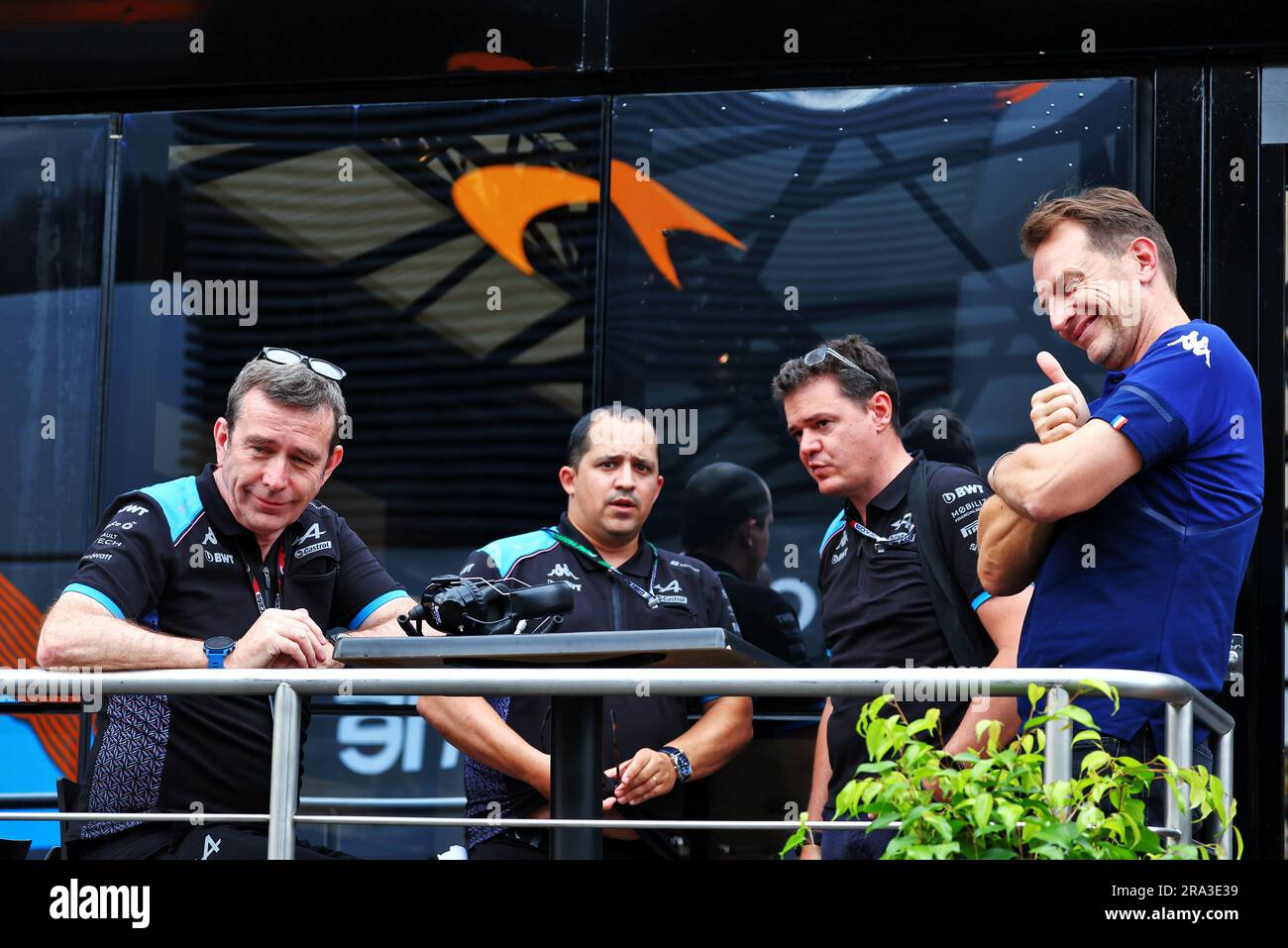 Spielberg, Austria. 30 giugno 2023. Bruno Famin (fra) Executive Director del Team Alpine F1 (sinistra) e Laurent Rossi (fra) Alpine Chief Executive Officer (destra). 30.06.2023. Campionato del mondo di formula 1, Rd 10, Gran Premio d'Austria, Spielberg, Austria, Giorno di qualificazione. Il credito fotografico dovrebbe essere: XPB/Press Association Images. Credito: XPB Images Ltd/Alamy Live News Foto Stock