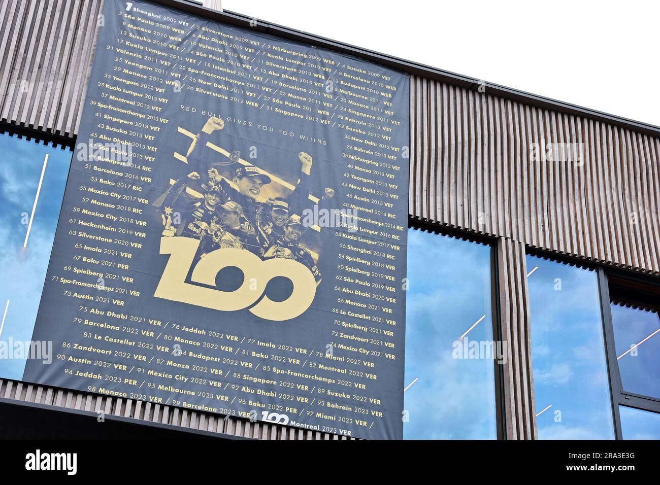 Spielberg, Austria. 30 giugno 2023. Red Bull Racing festeggia le sue vittorie del GP di F1 100 con un banner sulla Red Bull Energy Station. 30.06.2023. Campionato del mondo di formula 1, Rd 10, Gran Premio d'Austria, Spielberg, Austria, Giorno di qualificazione. Il credito fotografico dovrebbe essere: XPB/Press Association Images. Credito: XPB Images Ltd/Alamy Live News Foto Stock