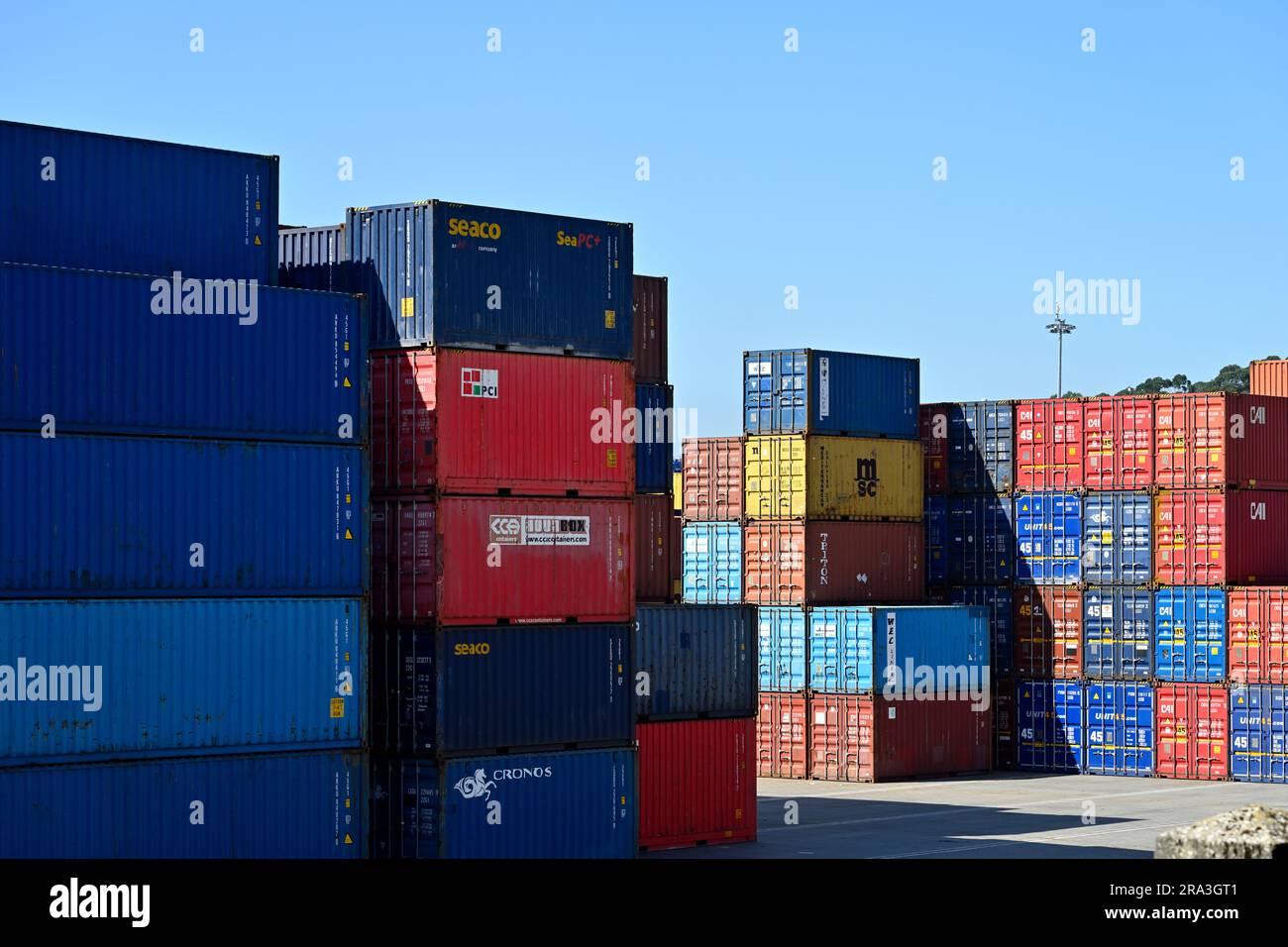 Container di spedizione impilati, porto di Leixoes, Matosinhos, Porto, Portogallo Foto Stock