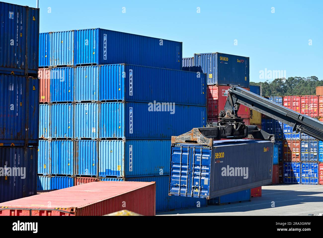 Container di spedizione impilati, porto di Leixoes a Porto, Portogallo Foto Stock