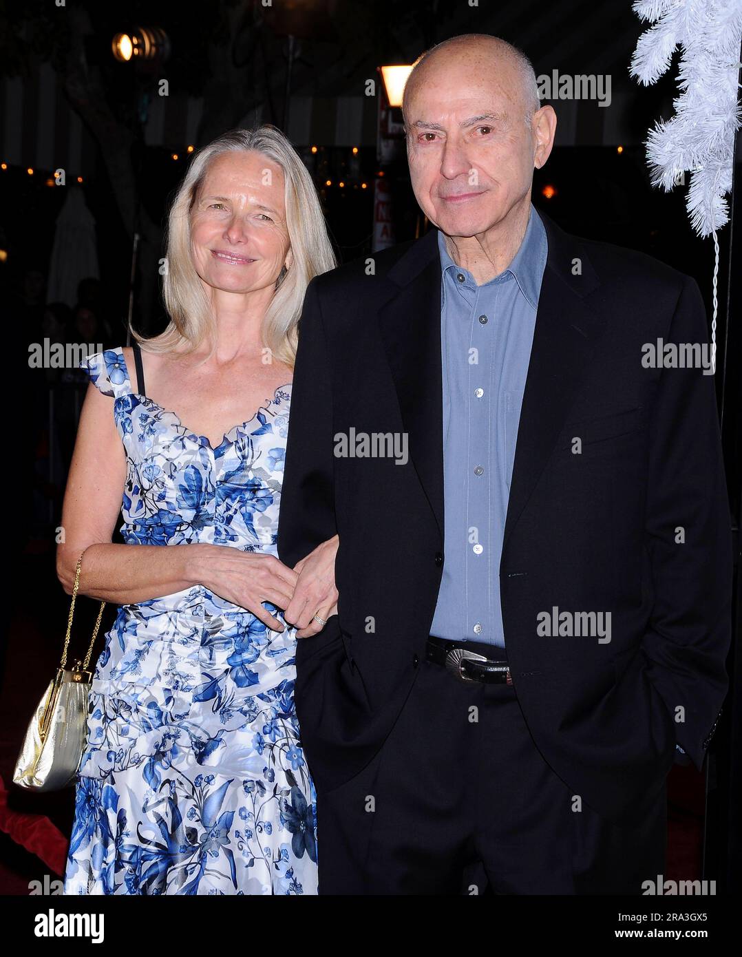 Westwood, USA. 30 giugno 2023. L'attore vincitore di Oscar Alan Arkin è morto a Carlsbad, California, all'età di 89 anni il 30 giugno 2023. 11 dicembre 2008 Westwood, CA. Alan Arkin e moglie Suzanne "Marley & me" Premiere tenutasi al Mann Village Theatre © Tammie Arroyo/AFF-USA.com credito: AFF/Alamy Live News Foto Stock