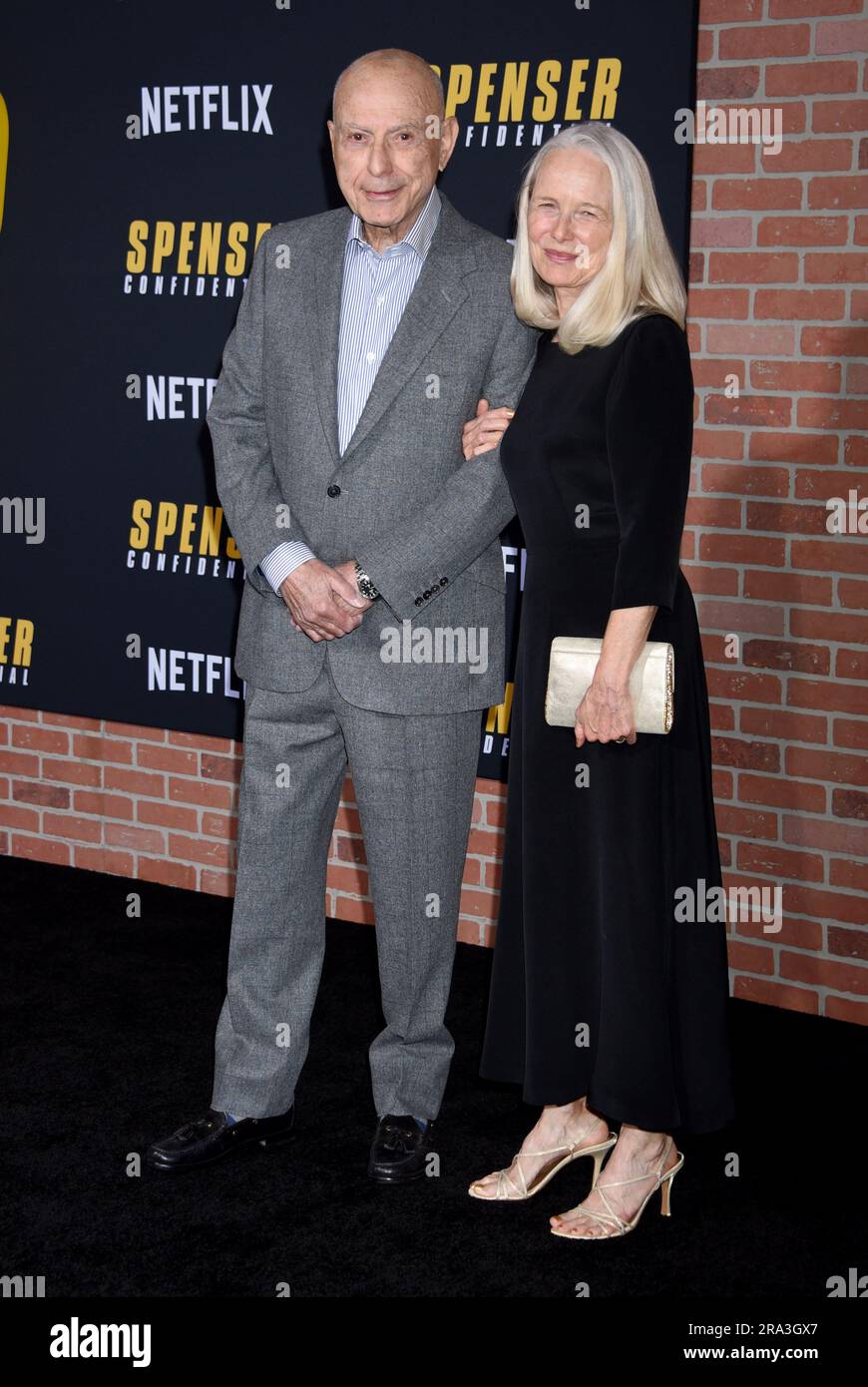 Westwood, USA. 30 giugno 2023. L'attore vincitore di Oscar Alan Arkin è morto a Carlsbad, California, all'età di 89 anni il 30 giugno 2023. Alan Arkin e Suzanne Newlander Arkin alla "Spenser Confidential" di Netflix Los Angeles Premiere tenutasi al Regency Village Theatre il 27 febbraio 2020 a Westwood, CALIFORNIA. © Janet Gough/AFF-USA.COM credito: AFF/Alamy Live News Foto Stock