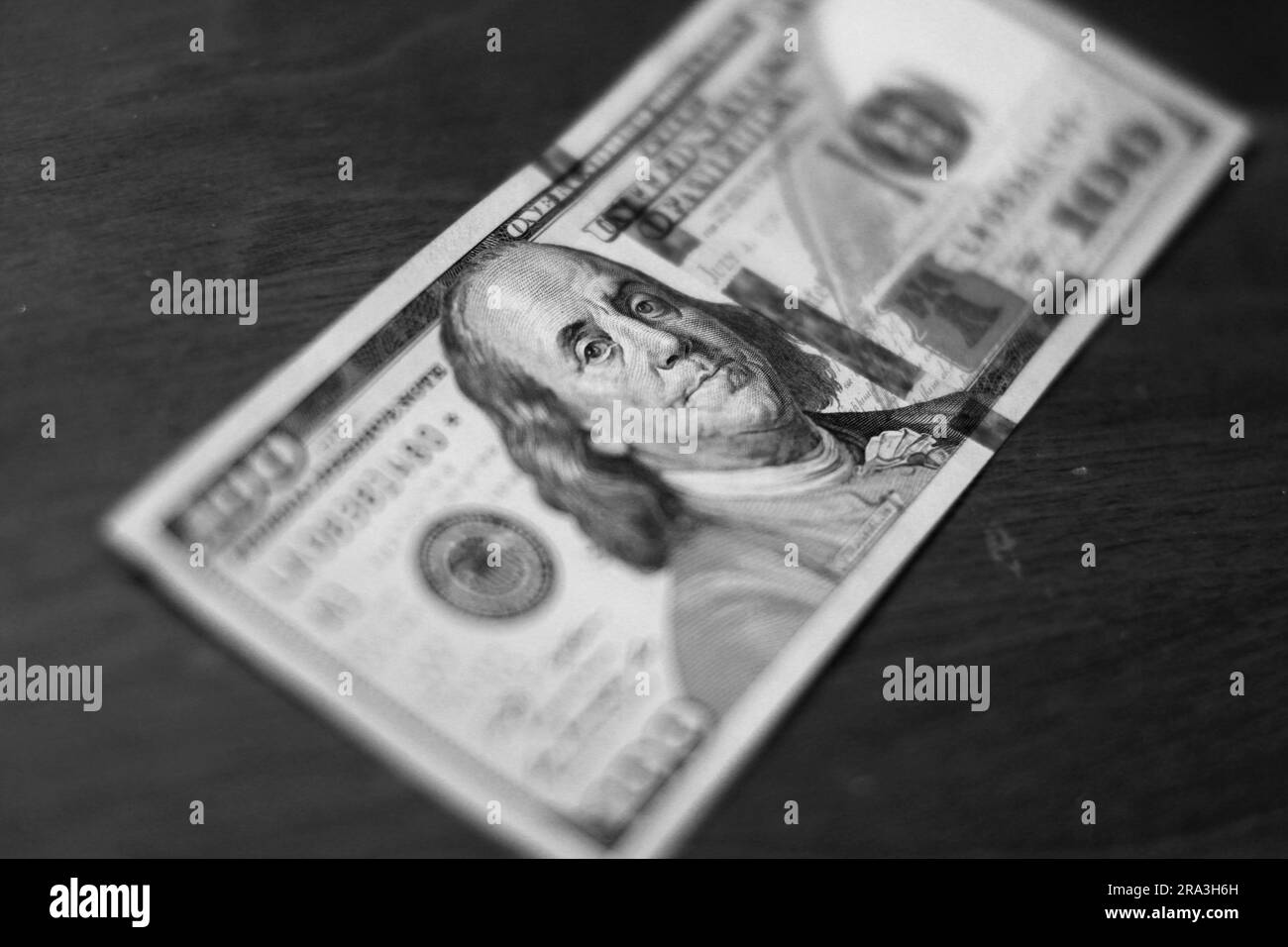 valuta statunitense banconota da cento dollari poco profonda profondità di campo in bianco e nero Foto Stock