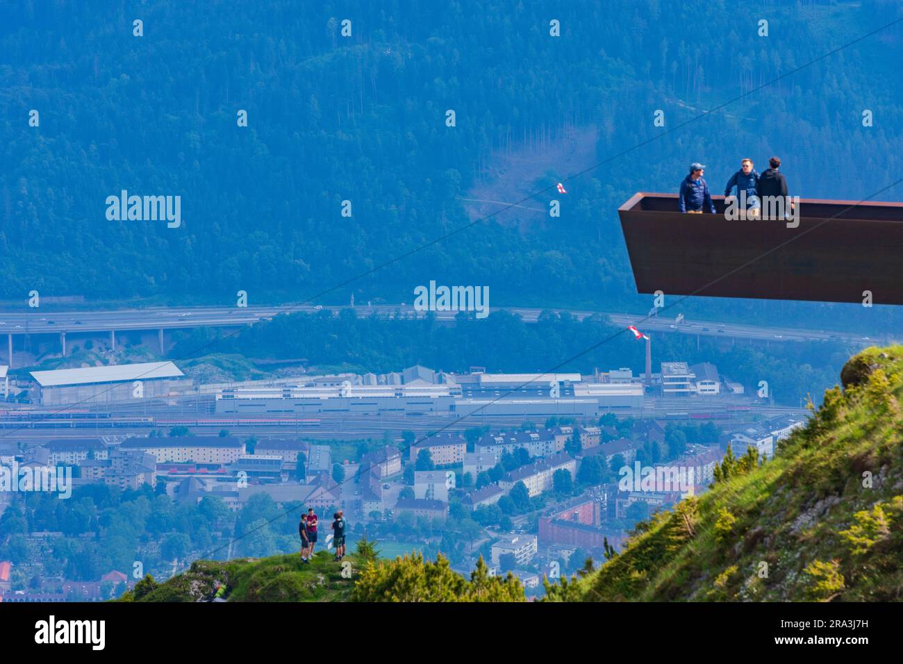 Innsbruck: Punto panoramico dalla catena montuosa Nordkette (Inntalkette) alla città di Innsbruck nella regione Innsbruck, Tirolo, Tirolo, Austria Foto Stock