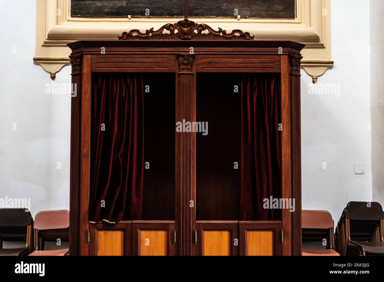 Confessionale della chiesa di San Domenico nel centro storico di Agrigento, Sicilia, Italia, Foto Stock