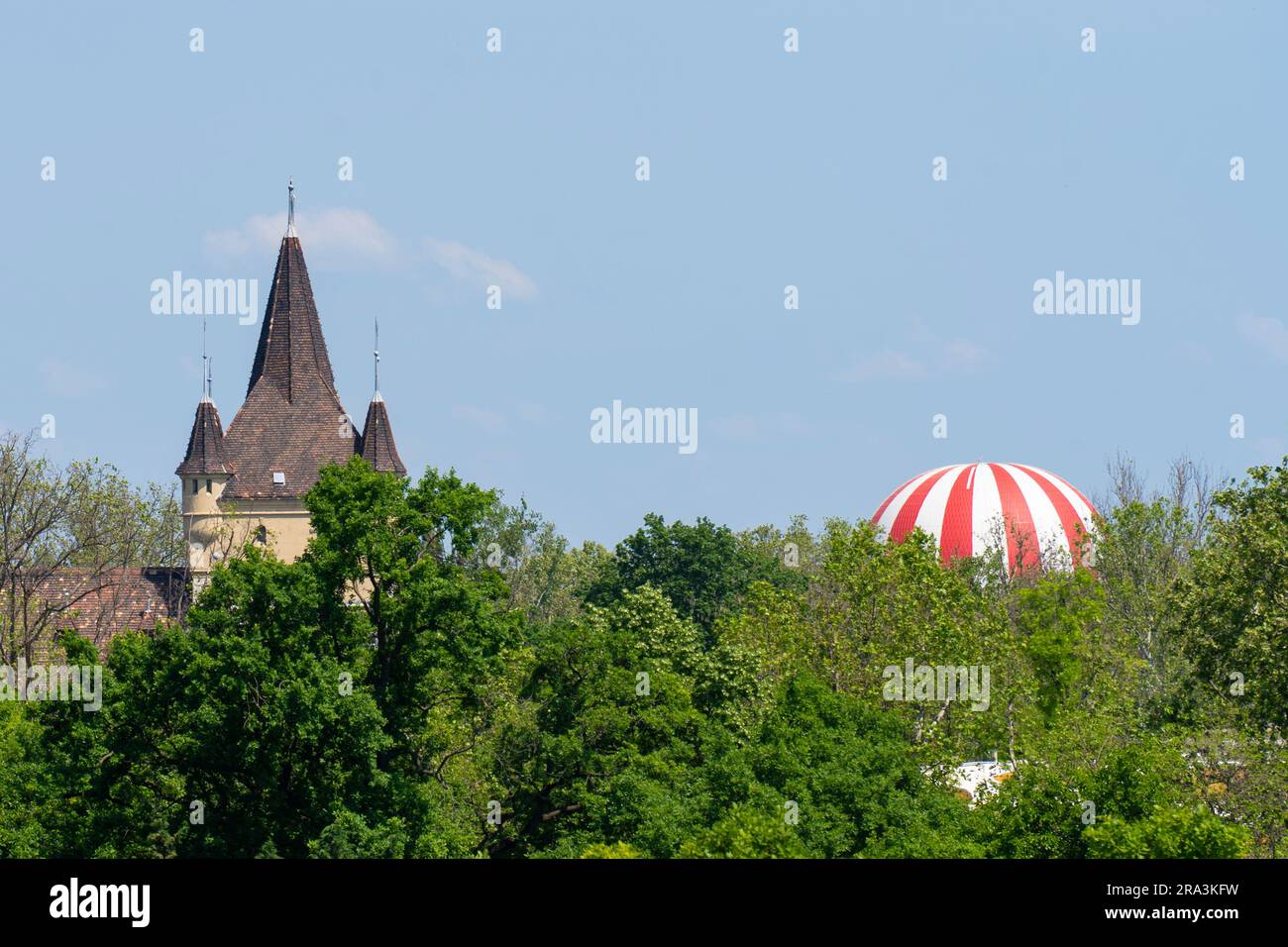 Mongolfiera a strisce rosse e bianche e torre dietro gli alberi nel Városliget (parco della città) di Budapest Foto Stock