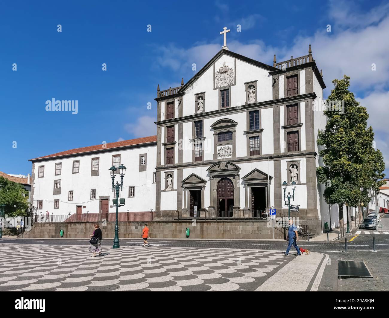 Isola di Madeira Portogallo - 04 19 2023: Vista dal St. Facciata anteriore della chiesa di Giovanni Evagelista, in Piazza Municipale o in Piazza del Municipio, situata in Funcha Foto Stock