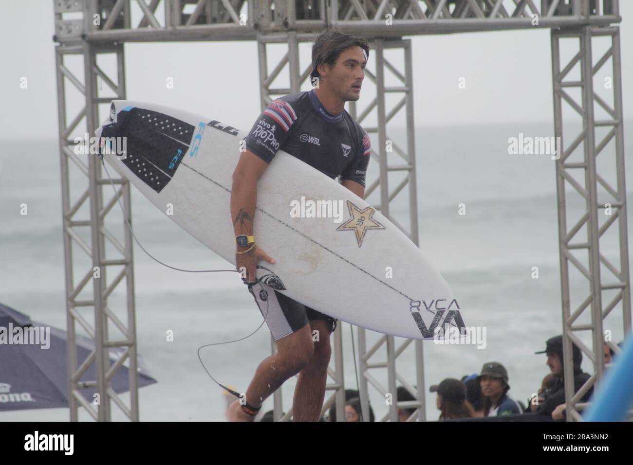 Saquarema, Brasile. 30 giugno 2023. Barron Mamiya (HAW) dopo aver sconfitto Italo Ferreira (BRA) questo venerdì(30) durante la tappa brasiliana vivo Rio Pro Saquarema 2023 del Campionato Mondiale di Surf League (WSL), tenutasi a Itaúna Beach a Saquarema, RJ. Crediti: Luiz Gomes/FotoArena/Alamy Live News Foto Stock